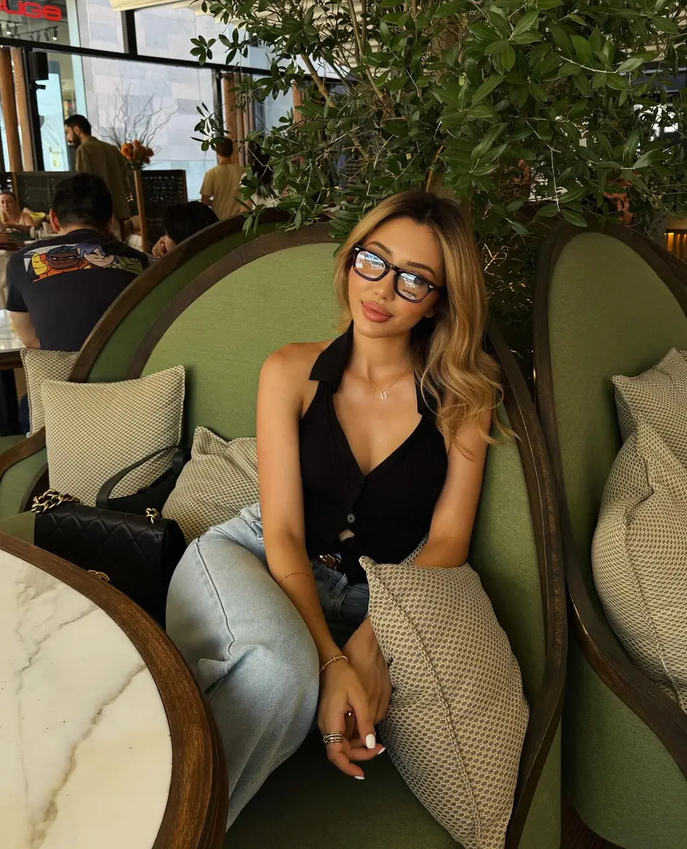 Akbota escort in Hong Kong