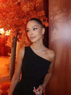 Aysana escort in Hong Kong