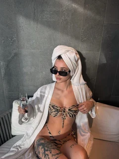 Delphina escort in Hong Kong