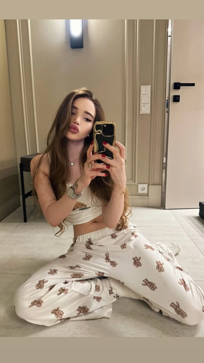 Evelina escort in Hong Kong